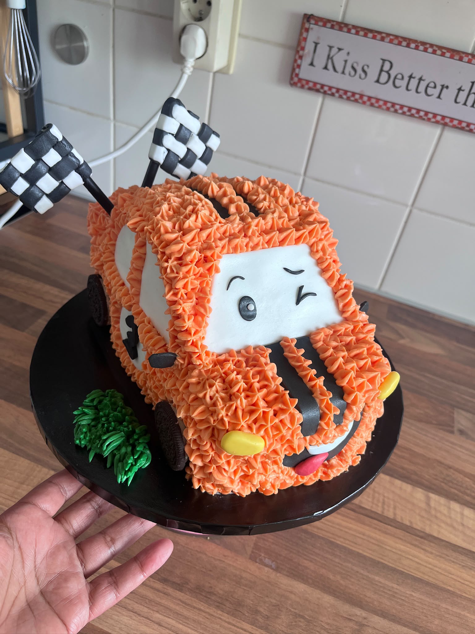 Handgemaakte 3D autotaart van Cake Magic, gedecoreerd met botercrème en fondant, perfect als verjaardagstaart voor kinderen en autoliefhebbers in Schiedam.