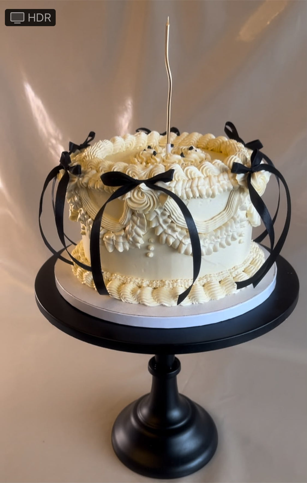 Luxe vintage taart van Cake Magic met handgespoten botercrème, elegante zwarte satijnen strikken en ambachtelijke afwerking, perfect voor verjaardagen en bijzondere gelegenheden in Schiedam.
