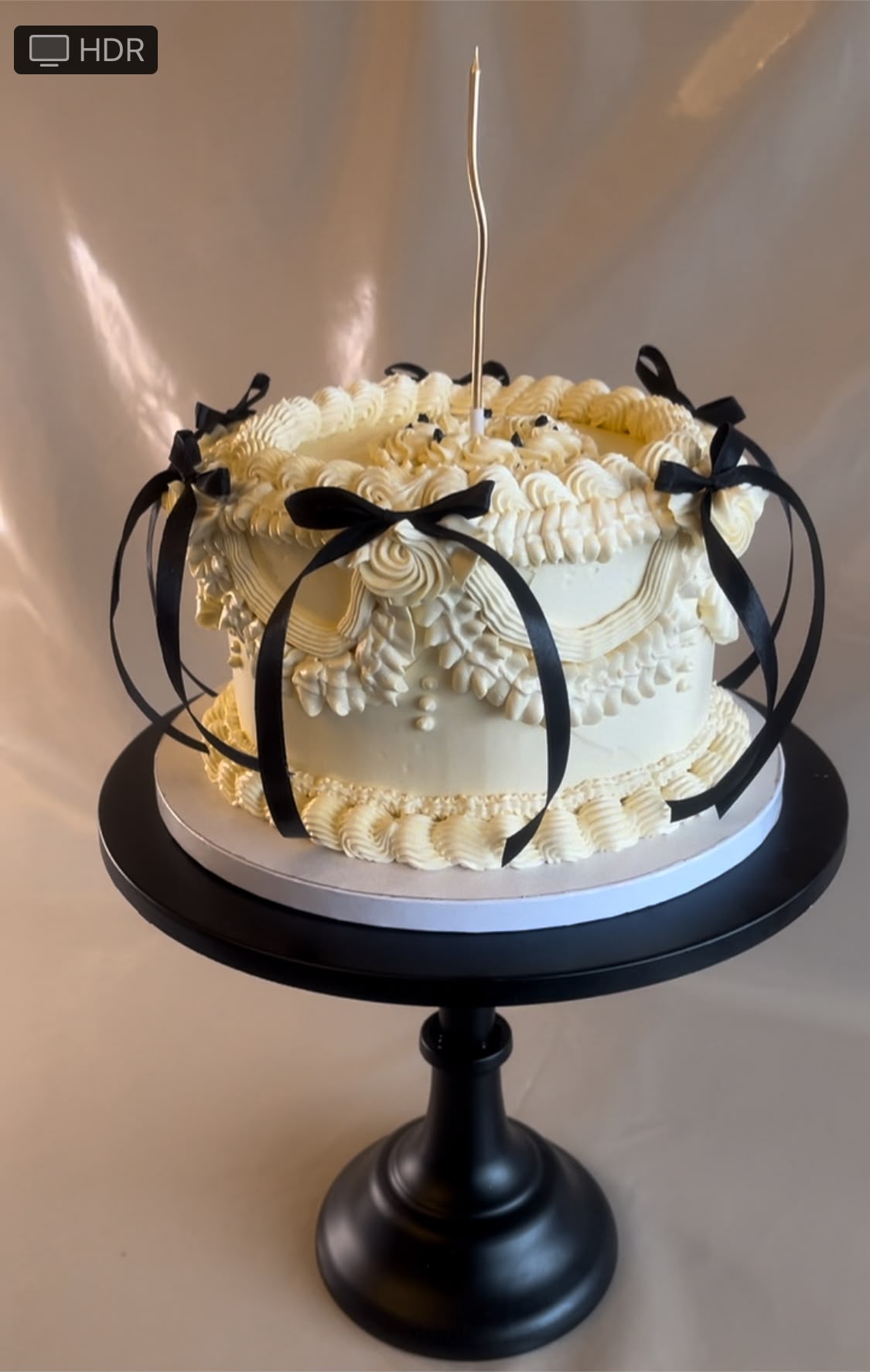 Luxe vintage taart van Cake Magic met handgespoten botercrème, elegante zwarte satijnen strikken en ambachtelijke afwerking, perfect voor verjaardagen en bijzondere gelegenheden in Schiedam.