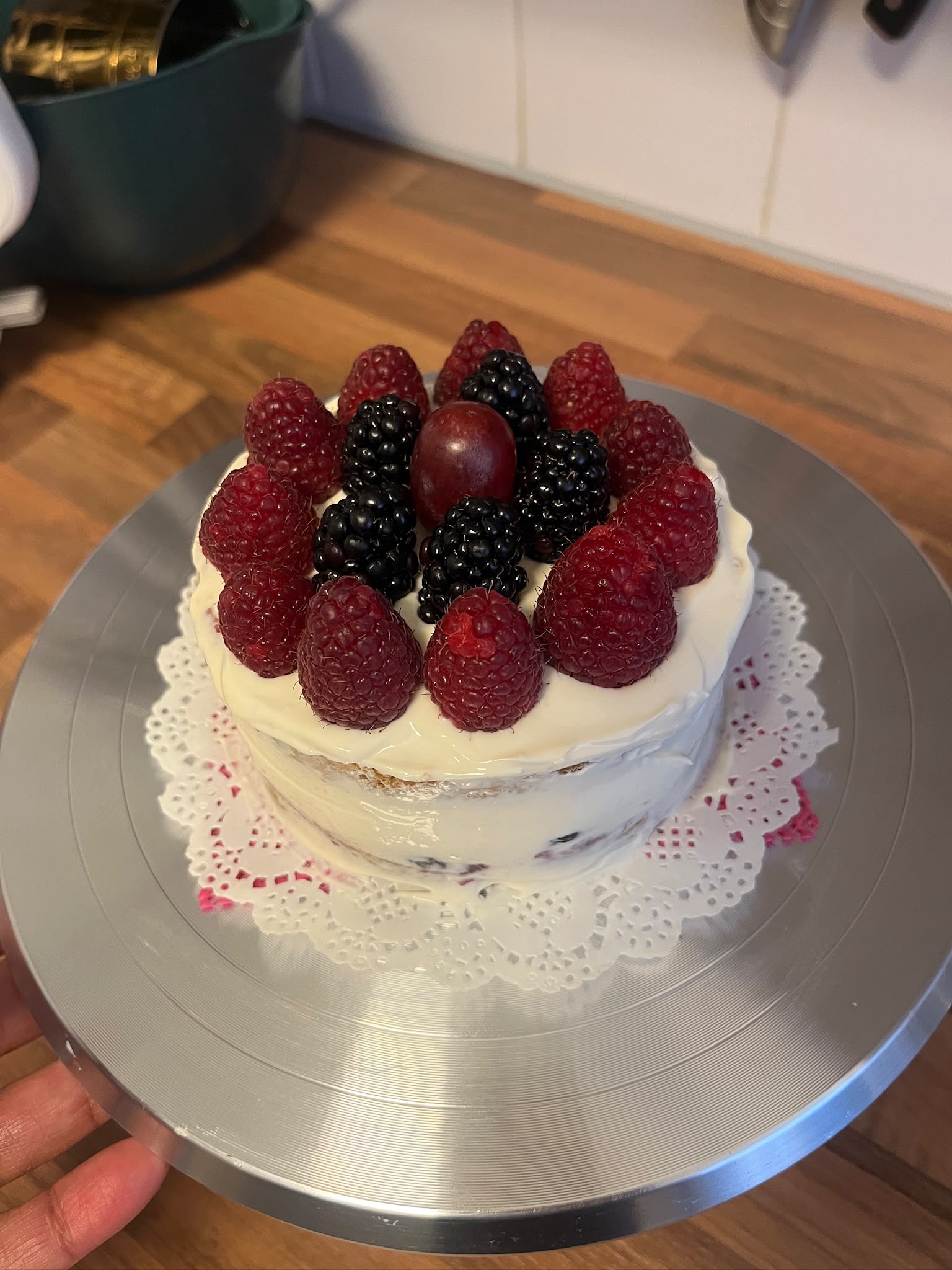 Ronde suikervrije taart van Cake Magic met romige roomkaascrème, gezoet met pure maple syrup, zonder toegevoegde suikers en rijkelijk afgewerkt met verse frambozen, bramen en druiven. Ambachtelijke taart voor een bewust genietmoment in Schiedam en omgeving Rotterdam.