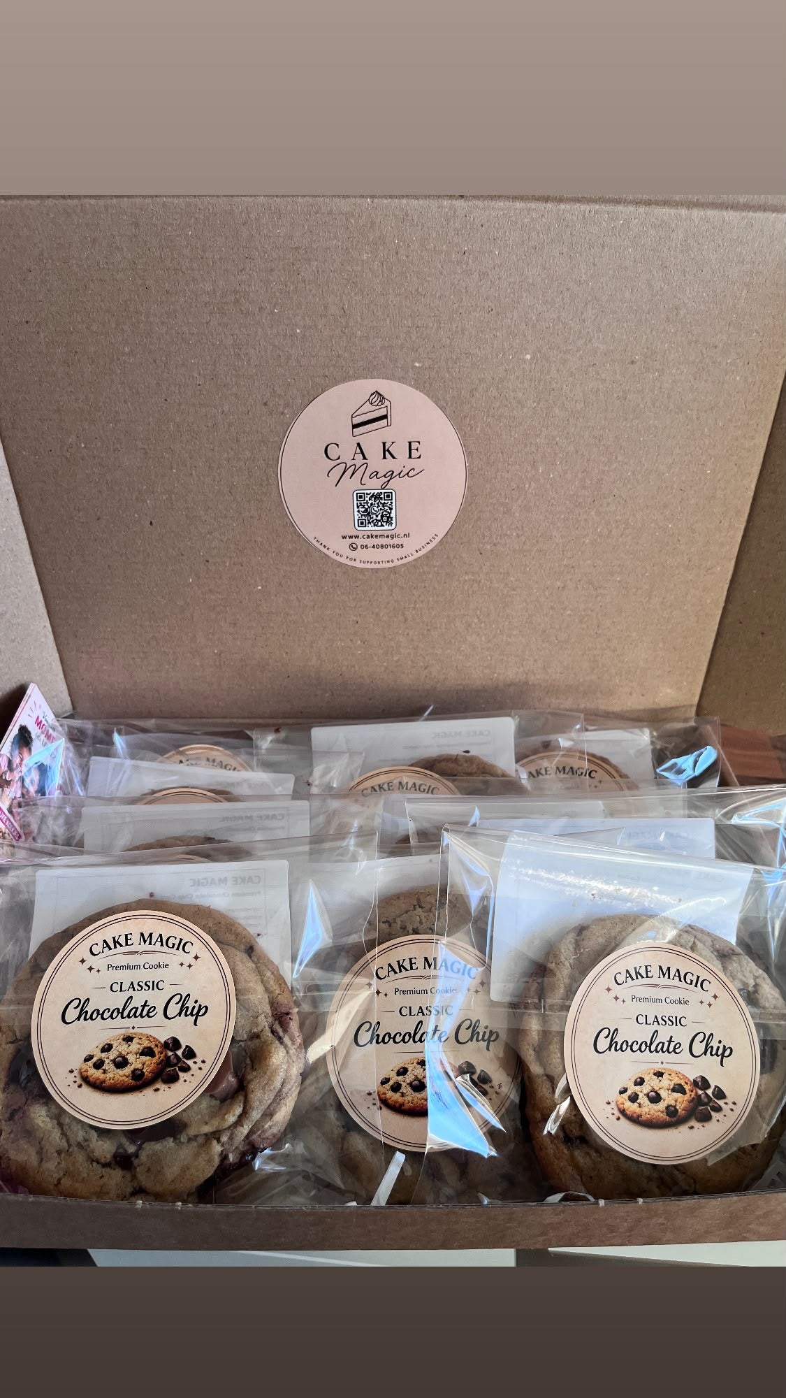 Premium Chocolate Chip Cookies van Cake Magic in luxe geschenkverpakking, ambachtelijk gebakken met Callebaut chocolade en Molen de Walvisch bloem, vers bereid in Schiedam.