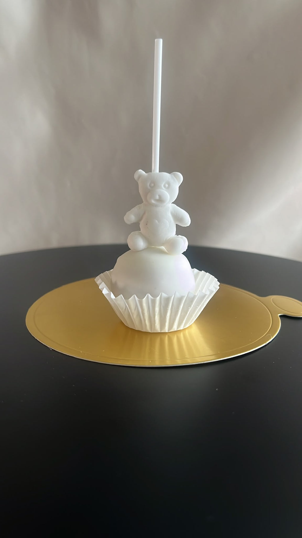 Handgemaakte cake pops met witte chocolade en schattige teddybeerdecoratie van Cake Magic. Perfect als luxe traktatie voor babyshowers, gender reveals, kraamfeesten, verjaardagen en andere bijzondere gelegenheden in Schiedam en omgeving.