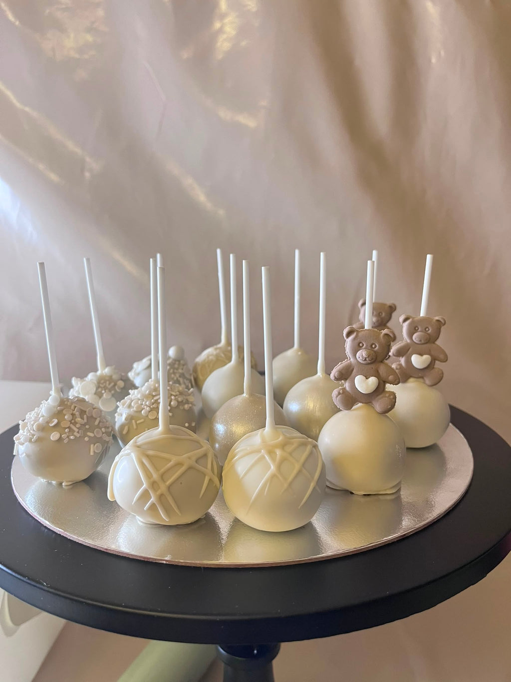 Luxe cake pops van Cake Magic, handgemaakt en omhuld met Belgische chocolade. Afgewerkt met sprinkles, parels, gouden details en schattige teddybeerdecoraties. Perfect voor babyshowers, gender reveals, verjaardagen en feestelijke gelegenheden in Schiedam en omgeving Rotterdam.