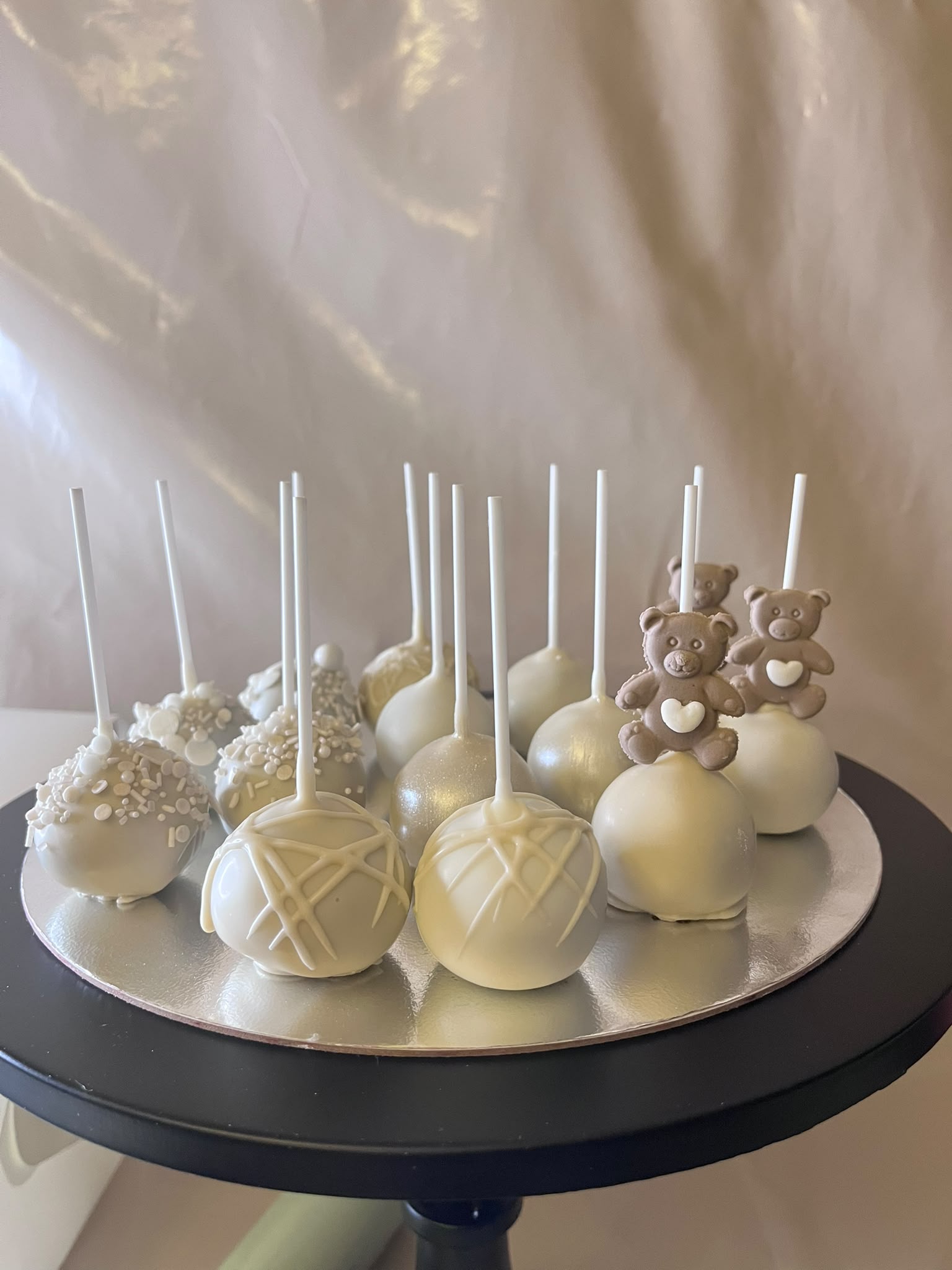Luxe cake pops van Cake Magic, handgemaakt en omhuld met Belgische chocolade. Afgewerkt met sprinkles, parels, gouden details en schattige teddybeerdecoraties. Perfect voor babyshowers, gender reveals, verjaardagen en feestelijke gelegenheden in Schiedam en omgeving Rotterdam.