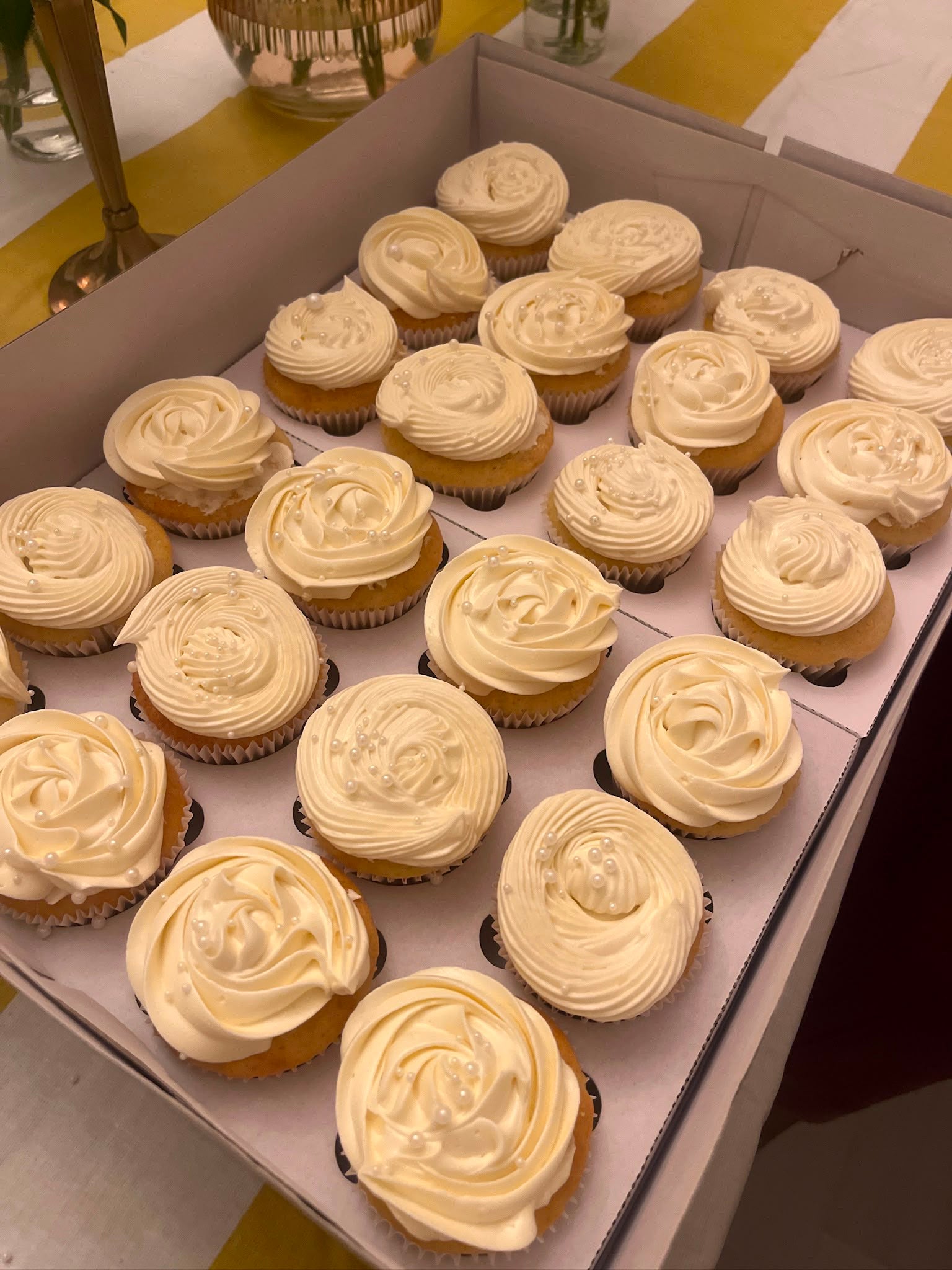 Ambachtelijke vanille cupcakes van Cake Magic met romige vanille botercrème, elegante toefjes en pareldecoratie. Verse premium cupcakes voor verjaardagen, babyshowers, bruiloften en feestjes in Schiedam en omgeving Rotterdam.