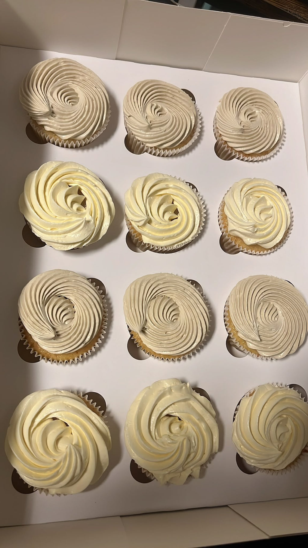 Ambachtelijke vanille cupcakes van Cake Magic met romige vanille botercrème, elegante toefjes  beige  en wit. Verse premium cupcakes voor verjaardagen, babyshowers, bruiloften en feestjes in Schiedam en omgeving Rotterdam.