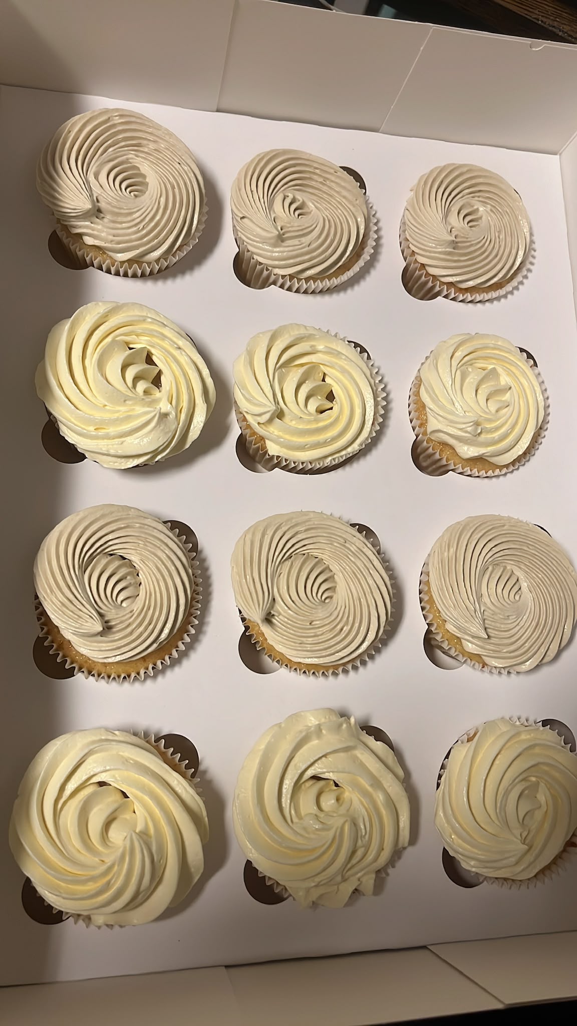 Ambachtelijke vanille cupcakes van Cake Magic met romige vanille botercrème, elegante toefjes  beige  en wit. Verse premium cupcakes voor verjaardagen, babyshowers, bruiloften en feestjes in Schiedam en omgeving Rotterdam.