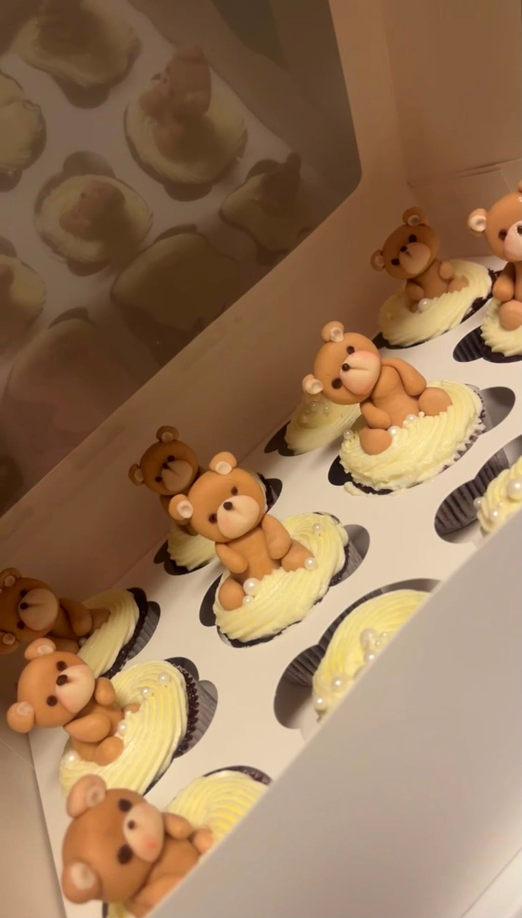 Luxe vanille cupcakes van Cake Magic met romige botercrème, parels en schattige teddybeerdecoraties van fondant. Ambachtelijke babyshower cupcakes en geboorte cupcakes, vers gemaakt in Schiedam en omgeving Rotterdam.