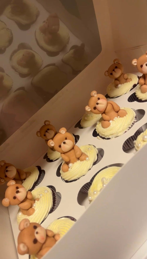 Luxe vanille cupcakes van Cake Magic met romige botercrème, parels en schattige teddybeerdecoraties van fondant. Ambachtelijke babyshower cupcakes en geboorte cupcakes, vers gemaakt in Schiedam en omgeving Rotterdam.
