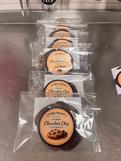 Ambachtelijke Premium Chocolate Chip Cookies van Cake Magic, individueel verpakt met etiket. Verse chocolate chip koekjes, handgemaakt in Schiedam met Callebaut chocolade en Molen de Walvisch bloem.